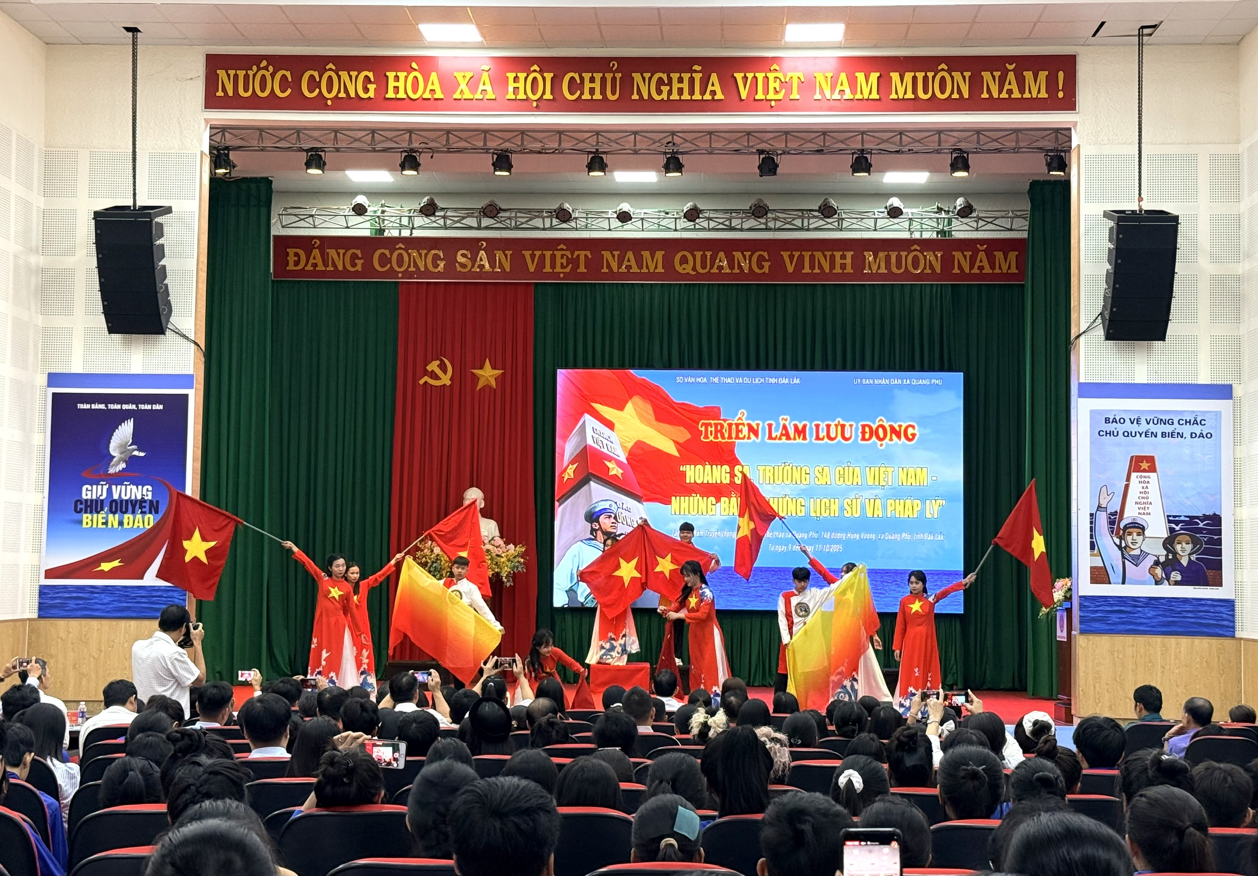 Văn nghệ chào mừng tại lễ khai mạc